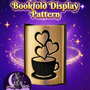 Può includere: Un modello di piegatura di libri con un design a tazza di caffè e cuori ritagliati nelle pagine. Il testo "Bookfold Display Pattern" è in oro su uno sfondo viola con stelle e brillantini.