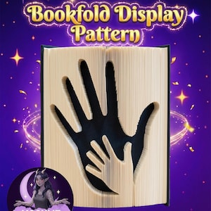 Puede incluir: Un patrón de exhibición de plegado de libros con un diseño de manos cortadas en las páginas. El texto "Bookfold Display Pattern" se muestra en letras doradas encima del libro. El fondo es un degradado de morado y azul con estrellas.