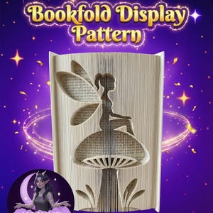 Könnte beinhalten: Ein Buchfaltmuster mit einer Feen-Silhouette auf einem Pilz, ausgeschnitten aus Buchseiten. Der Text "Bookfold Display Pattern" ist über dem Buch zu sehen. Der Hintergrund ist lila mit Sternen und einem Logo.
