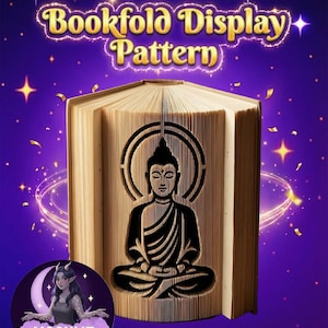 Könnte beinhalten: Ein Buchfalt-Display-Muster mit einem geschnitzten Buddha-Bild. Das offene Buch, dessen Seiten die Form einer Buddha-Statue bilden. Der Text "Bookfold Display Pattern" steht oben. Der Hintergrund ist lila mit Sternen und Glitzer.