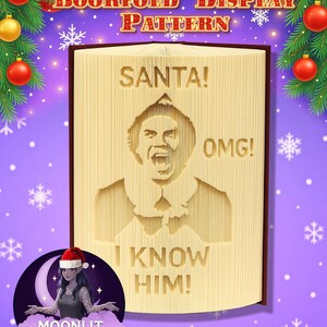Könnte beinhalten: Ein Buchfalt-Display-Muster mit Weihnachtsmotto. Die Seiten des Buches sind so geschnitten, dass ein Porträt einer Figur mit den Worten "SANTA! OMG! I KNOW HIM!" entsteht. Das Bild ist mit Weihnachtsschmuck und Schneeflocken verziert.