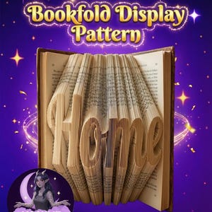 Puede incluir: Un libro abierto con las páginas plegadas para formar la palabra "HOME". El texto "Bookfold Display Pattern" está encima del libro, sobre un fondo morado y azul estrellado. Un logotipo de "Moonlit Munchkin Creations" está en la esquina inferior izquierda.