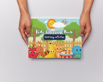 Könnte beinhalten: Ein Spiral-Malbuch für Kinder, das von Händen gehalten wird. Das Cover zeigt eine farbenfrohe Illustration einer lächelnden Sonne, Bäumen und Zeichentricktieren. Der Text lautet "Kids Coloring Book" und "Learning with Fun".