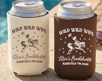 Enfriadores de latas "Wild Wild Wife", fundas personalizadas para latas de despedida de soltera del oeste, recuerdos de despedida de soltera vaquera para tu viaje a Nashville