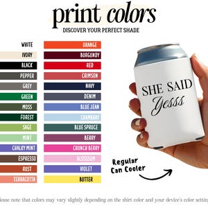 K&ouml;nnte beinhalten: Ein wei&szlig;er Getr&auml;nkedosenk&uuml;hler mit dem Text "SHE SAID Yesss" in schwarzer Schrift wird von einer Hand gehalten. Das Bild zeigt auch eine Farbkarte mit verschiedenen Druckfarben, darunter Wei&szlig;, Schwarz und Orange.