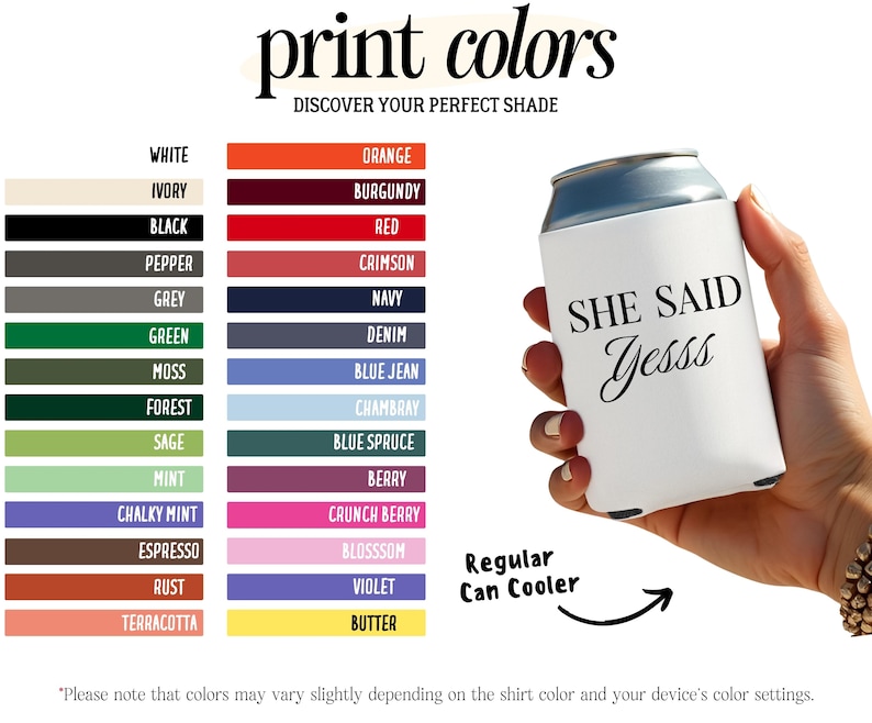 K&ouml;nnte beinhalten: Ein wei&szlig;er Getr&auml;nkedosenk&uuml;hler mit dem Text "SHE SAID Yesss" in schwarzer Schrift wird von einer Hand gehalten. Das Bild zeigt auch eine Farbkarte mit verschiedenen Druckfarben, darunter Wei&szlig;, Schwarz und Orange.
