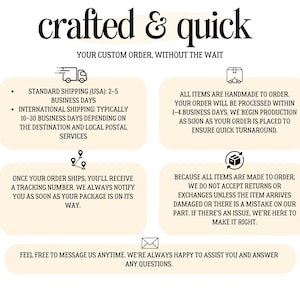 K&ouml;nnte beinhalten: Cremefarbene Grafik mit den Worten "crafted & quick" in einer stilvollen Schriftart. Der Text beschreibt den individuellen Bestellprozess, einschlie&szlig;lich Versandzeiten, handgefertigter Produktion, Tracking und Kundenservice.