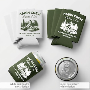Peut inclure: Des dessous de verre blancs et vert mousse avec un motif de montagne et de tente. Le texte sur les dessous de verre se lit "CABIN CREW Before I Do" et "OLIVIA'S BACHELORETTE ASPEN, CO".