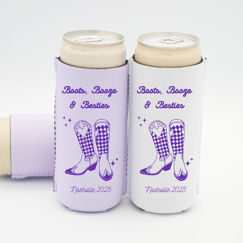 K&ouml;nnte beinhalten: Zwei Getr&auml;nkek&uuml;hler, einer lavendelfarben und einer wei&szlig;, mit dem Text "Boots, Booze & Besties" und "Nashville 2025". Jeder K&uuml;hler zeigt ein lila Cowboy-Stiefel-Design mit Herz und Schachbrettmuster.