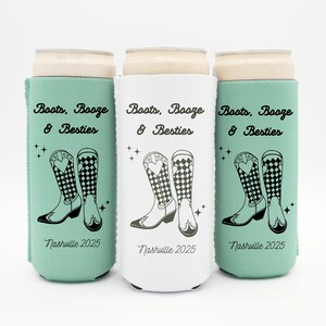 K&ouml;nnte beinhalten: Drei Getr&auml;nkehalter mit der Aufschrift "Boots, Booze & Besties" und "Nashville 2025". Die K&uuml;hler sind in Mintgr&uuml;n und Wei&szlig; gehalten und zeigen jeweils ein Design von Cowboy-Stiefeln mit Herz- und Schachbrettmustern.