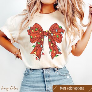 Sudadera con lazo navideño Coquette: camiseta navideña Comfort Colors