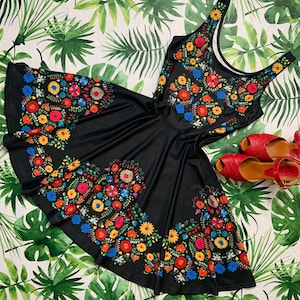 Maya Fit and Flair mexikanisches Stickerei-Druck-Kleid von Paulina