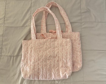 Bolso de mano acolchado con flores rosas / Bolso escolar de patchwork coqueto / Monedero con cierre de lazo hecho a mano / Bonito bolso de hombro para uso diario