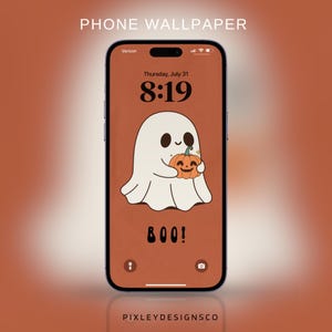 Op de afbeelding: Een telefoon met een Halloween-thema wallpaper. De wallpaper toont een cartoon spook met een pompoen, met het woord "BOO!". Het scherm toont ook de datum en tijd. De woorden "PHONE WALLPAPER" en "PIXLEYDESIGNSCO" zijn ook zichtbaar.