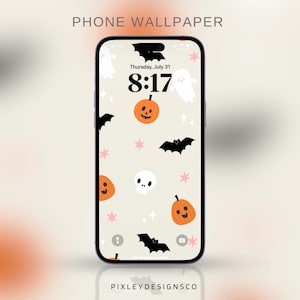 Pode incluir: Um smartphone exibe um papel de parede com tema de Halloween. O design apresenta abóboras laranja, fantasmas brancos, morcegos pretos, estrelas rosa e uma caveira branca em um fundo bege claro. A hora é 8:17 da quinta-feira, 31 de julho. O texto diz "PHONE WALLPAPER".