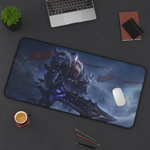 Garen : League of Legends Desk Mat