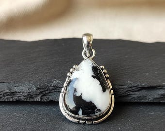 Colgante de piedra preciosa turquesa de búfalo blanco, joyería llamativa en plata esterlina en blanco y negro, collar de piedra preciosa minimalista, regalo de Halloween.