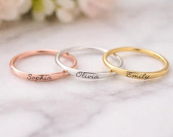 Delicato anello con nome personalizzato • Sottile fascia impilabile personalizzata • Anello con incisione minimale • Regalo per la mamma • Anello per damigella d'onore • Gioielli per tutti i giorni