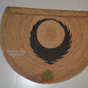 Handwoven Jute Round Area Rug: Braided Farmhouse Style