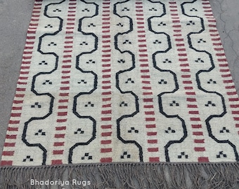 Handwoven Wool Jute Kilim Rug: Bohemian Geometric Design