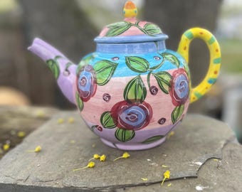 Tetera CHALEUR de Karen Gelff, pintada a mano con un toque de fantasía.