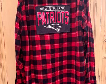 Camisa de franela con botones de los Patriots reciclada. Cada pieza es única. Camisa XXL para hombre adulto hecha a mano.
