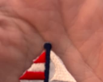 Mini parche termoadhesivo de velero rojo, blanco y azul, adorable