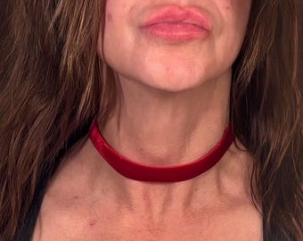 Gargantilla de terciopelo rojo, ajustable, atemporal.