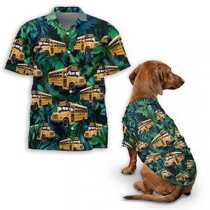 Puede incluir: Una camisa de manga corta y una camisa para perro, ambas con un estampado de autobuses escolares amarillos sobre un fondo de hojas tropicales verde oscuro. Las camisas tienen un corte holgado y son adecuadas para ropa informal.