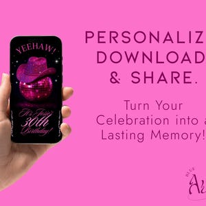 Puede incluir: Un tel&eacute;fono inteligente muestra un dise&ntilde;o de cumplea&ntilde;os con una bola de discoteca y un sombrero de vaquero rosas. El texto en el tel&eacute;fono dice "YEEHAW! It's Josie's 30th Birthday!". El fondo es rosa con el texto "PERSONALIZA, DESCARGA Y COMPARTE."