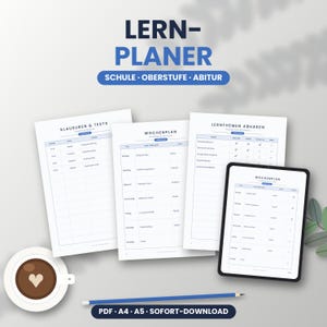 Könnte beinhalten: Ein Lernplaner-Set mit dem Text LERN-PLANER SCHULE OBERSTUFE ABITUR. Enthält gedruckte Seiten für Klausuren, Wochenpläne und Lernthemen, dazu ein Tablet-Display, eine Kaffeetasse und einen blauen Stift auf einer Fläche.