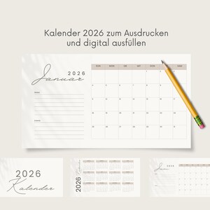 Könnte beinhalten: Ein beiger Kalender für 2026 mit dem Monat Januar, ein Bleistift liegt auf dem Kalender. Der Text "Kalender 2026 zum Ausdrucken und digital ausfüllen" steht oben. Zusätzliche Kalenderansichten werden unten angezeigt.