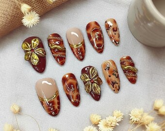 Uñas postizas de lujo de carey con adornos florales dorados: uñas postizas de mármol marrón hechas a mano con cadenas, cristales y detalles 3D.