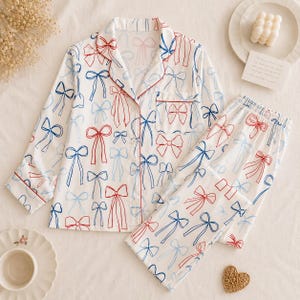 Pijama feminino para o Dia da Independência dos EUA com estampa patriótica de laço, manga longa em cetim, com botões, confortável e perfeito para dormir.