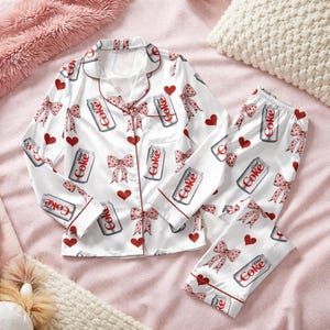 Diet Coke satinpyjamasset | Söta hjärtformade och rosettförsedda sovkläder för kvinnor | Glansiga tvådelade loungekläder | Rolig alla hjärtans dag-presentidé