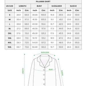 Puede incluir: Tabla de tallas para una camisa de pijama de sat&eacute;n estampada. Las medidas en cm y pulgadas se muestran para largo, busto, hombro y manga. Tallas de la S a la 5XL. El texto "ALL-OVER PRINT SATIN PAJAMAS SHIRT" est&aacute; en la parte superior.