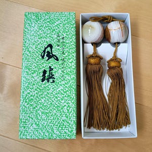 Vintage japanische Fuchin-Hängerollengewichte, Paar mit Steinquasten und Schachtel