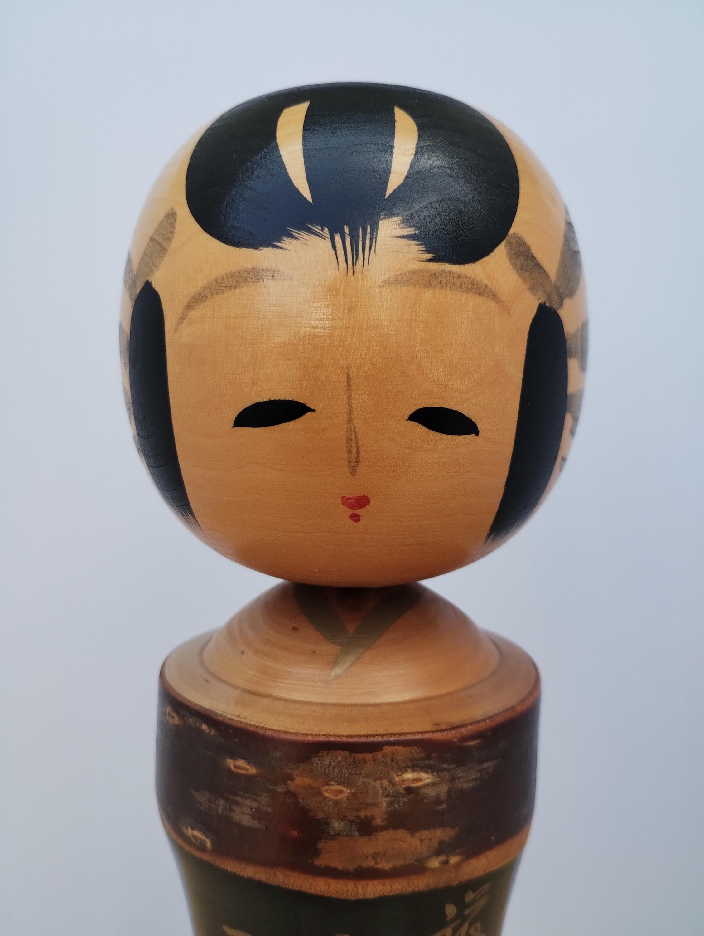 高橋達郎作、日本のヴィンテージこけし人形：手描きの楓の葉のデザイン