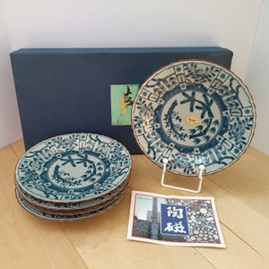 Puede incluir: Un conjunto de tres botes de cerámica con tapas, con un patrón geométrico en tonos azules, blancos y grises. Los botes varían en tamaño, adecuados para el almacenamiento en la cocina.