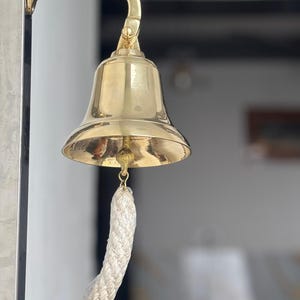 Personalisierte Messingglocke, gravierte Schulwandbehangglocke für drinnen / draußen, Nautikglocken, Schiffsbootmaritimes Dekor, kundenspezifische Schiffsglocke
