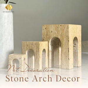 Könnte beinhalten: Steinbogen-Dekoration in verschiedenen Größen. Die beigefarbenen Steinblöcke weisen bogenförmige Öffnungen auf, die ein einzigartiges architektonisches Design schaffen. Der Text "Net Decoration" und "Stone Arch Decor" sind sichtbar.