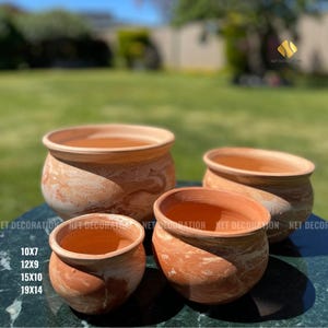 Puede incluir: Cuatro macetas de terracota de varios tamaños, con un acabado veteado en marrón claro y crema. Las macetas están dispuestas sobre una superficie verde oscuro, con dimensiones de 25x18, 30x23, 38x25 y 48x36 cm. El texto "NET DECORATION" es visible.