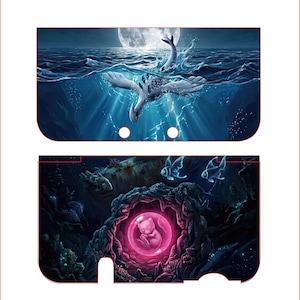Puede incluir: Un conjunto de dos pegatinas para consola que muestra una criatura acuática azul y blanca sumergiéndose en aguas oscuras bajo una luna llena, y una criatura rosa dentro de una burbuja brillante en una cueva submarina oscura en la parte inferior.
