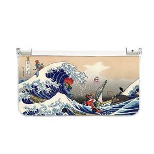 Op de afbeelding: Witte handheld gameconsole-hoes met een Japans golfontwerp. Het kunstwerk toont een boot en figuren in tinten blauw, wit en beige. Japanse tekst is zichtbaar aan de linkerkant van de hoes.