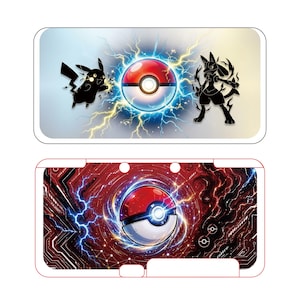 Puede incluir: Dos carátulas rectangulares para consola con motivos de Pokémon. La placa superior muestra siluetas negras de Pikachu y Lucario junto a una Poké Ball central con rayos amarillos. La placa inferior presenta un patrón de circuito rojo con una Poké Ball brillante.