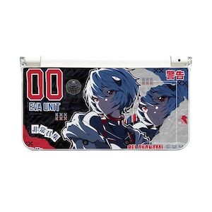 Op de afbeelding: Een witte en transparante handheld gameconsole case met anime-artwork. Het ontwerp bevat een personage met blauw haar en rode ogen, Japanse tekst en de woorden "EVA UNIT 08". De case heeft een zwart, rood en grijs kleurenschema.