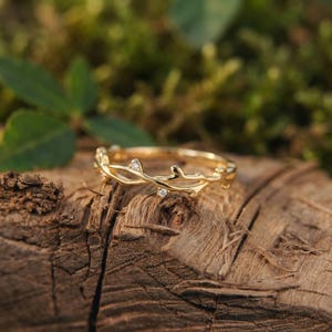 Anel minimalista em forma de galho, aliança em prata de lei com moissanita, anel empilhável em ouro 18K com design inspirado na natureza.