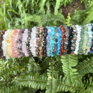 Pulsera artesanal con cristales, joyería de piedras preciosas naturales, accesorio elegante para el día a día, joyería artesanal con piedras preciosas naturales.