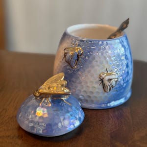 Pot à miel en céramique bleu irisé avec cuillère, couvercle abeilles, pot à sucre nacré, décoration de cuisine abeille