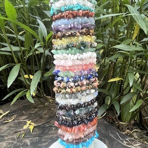 Pulsera de cristal natural hecha a mano con chips de piedras preciosas mixtas. Elegante joyería minimalista para mujeres y hombres. Idea de regalo única.